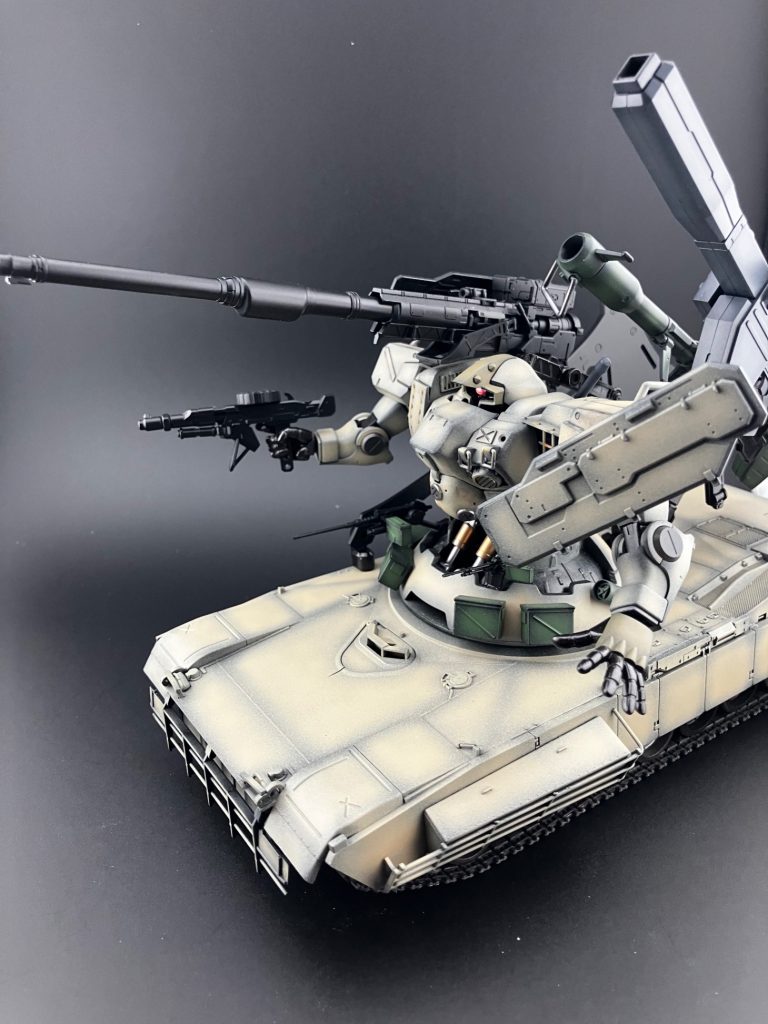左肩には、キャノンの余り部品シールドメイン武装は豆鉄炮です。