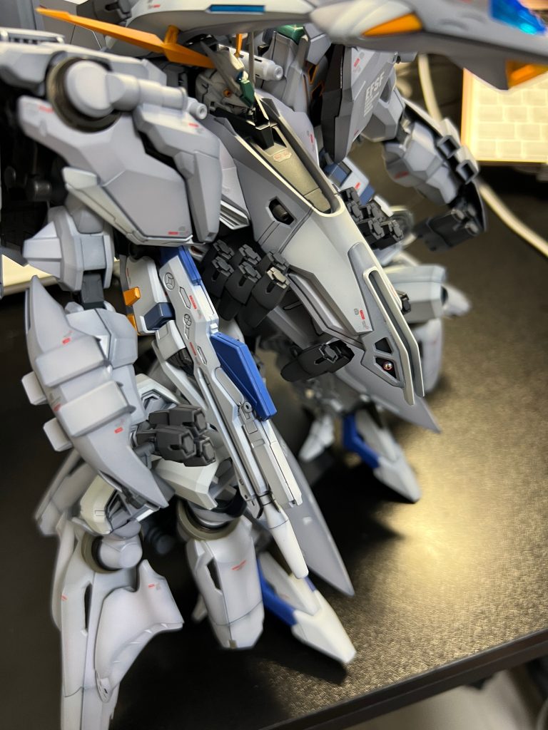 胸部にあるモノアイはハイキューパーツのVC DOME4を使いました。
