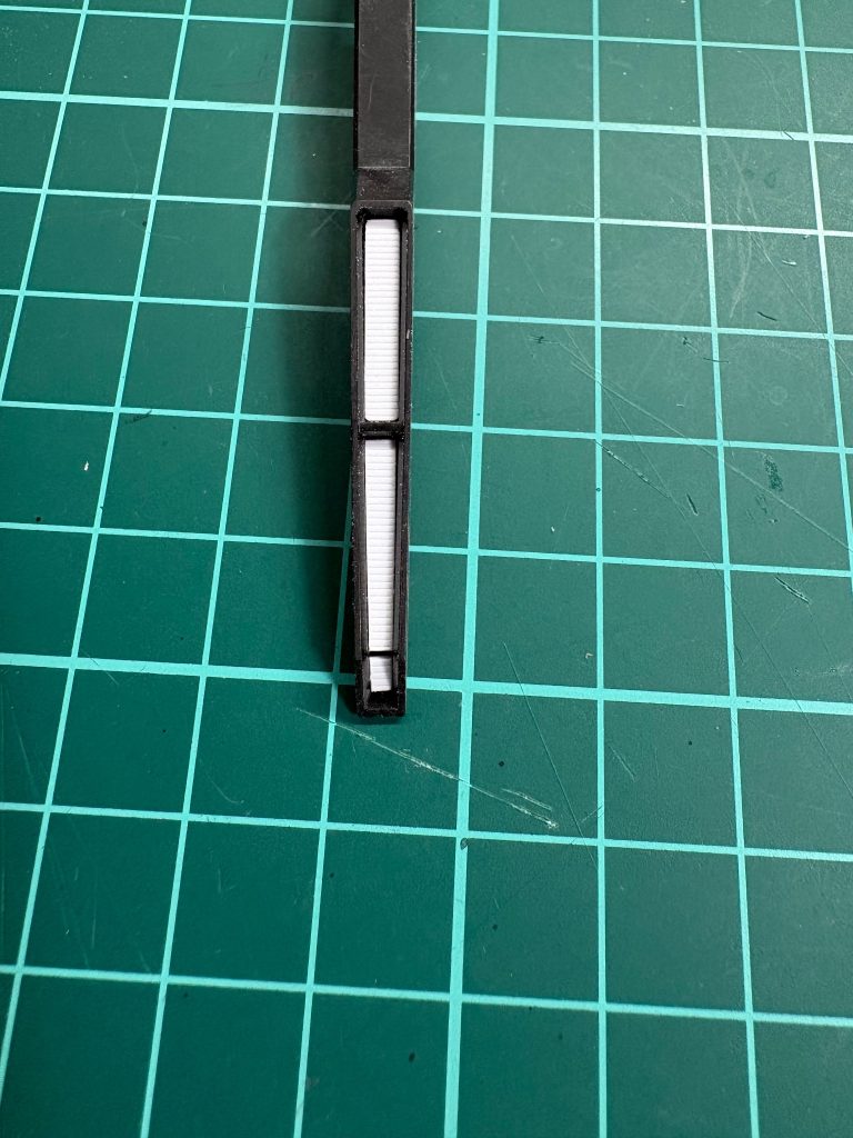 テールスタビライザーのもスリット入りのプラ板を別の色に塗装して貼り付けてあります