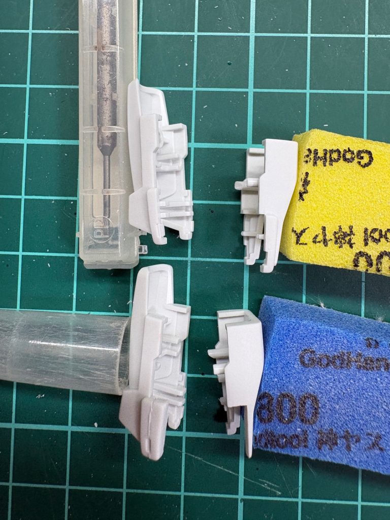 腿の部分の合わせ目消し、真ん中の部分を切り離してそこだけ接着こんなに工作したのは久しぶりでした😁