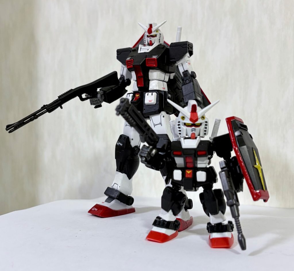 モデルになったモビリティジョイントのプロトタイプ君とツーショット。プロトタイプは黒と白の配色がバランス良いから、タキシード着てるように見えて素敵💓たまには息抜きにHGを組み立てるのも楽しいな😃