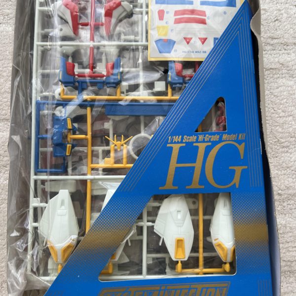 旧HG ゼータガンダムを偶然にも近くのリサイクルショップで入手しました。箱がボロボロだったんですが、中身は未開封で状態が良かった。青い化粧帯懐かしいですね。1/144で初の変形可能キットだったんですが、実はウェーブシューターという新設定だったという、当時はガッカリ感が半端無かったんですが。それほど、ウェーブライダーへの変形を再現するのは難しかったんですね。確かプレバンからHGUCのウェーブシューター版が出てますよね。今見ると、Ζプラス的なシルエットで結構カッコいいなって思えるようになりました。さて、どんな感じに作ろうかな？（2枚目）