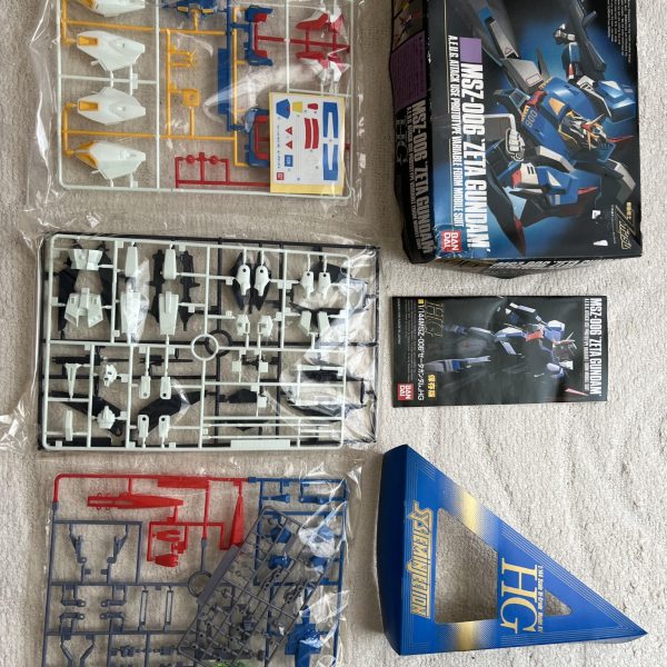 旧HG ゼータガンダムを偶然にも近くのリサイクルショップで入手しました。箱がボロボロだったんですが、中身は未開封で状態が良かった。青い化粧帯懐かしいですね。1/144で初の変形可能キットだったんですが、実はウェーブシューターという新設定だったという、当時はガッカリ感が半端無かったんですが。それほど、ウェーブライダーへの変形を再現するのは難しかったんですね。確かプレバンからHGUCのウェーブシューター版が出てますよね。今見ると、Ζプラス的なシルエットで結構カッコいいなって思えるようになりました。さて、どんな感じに作ろうかな？（3枚目）