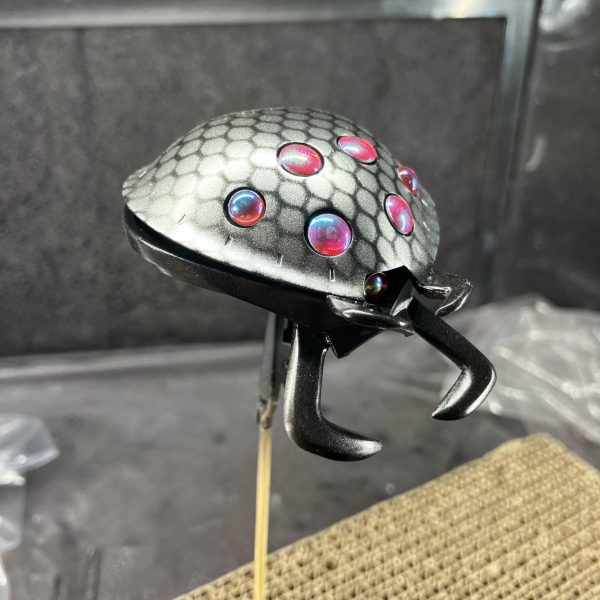 皆様こんばんは。アッガイの頭、とりあえずできました。初めてネット（網目塗装）してみました。楽しいですねこれ😀　モノアイは接着してないので外して色塗り替えるかもしれませんが、とりあえず黒ベースで塗装してみます🤔一応武装など出来てますので、配色で悩みそうです。もう少し時間がかかりそうですが、よければ見に来てください！よろしくお願いします。（3枚目）