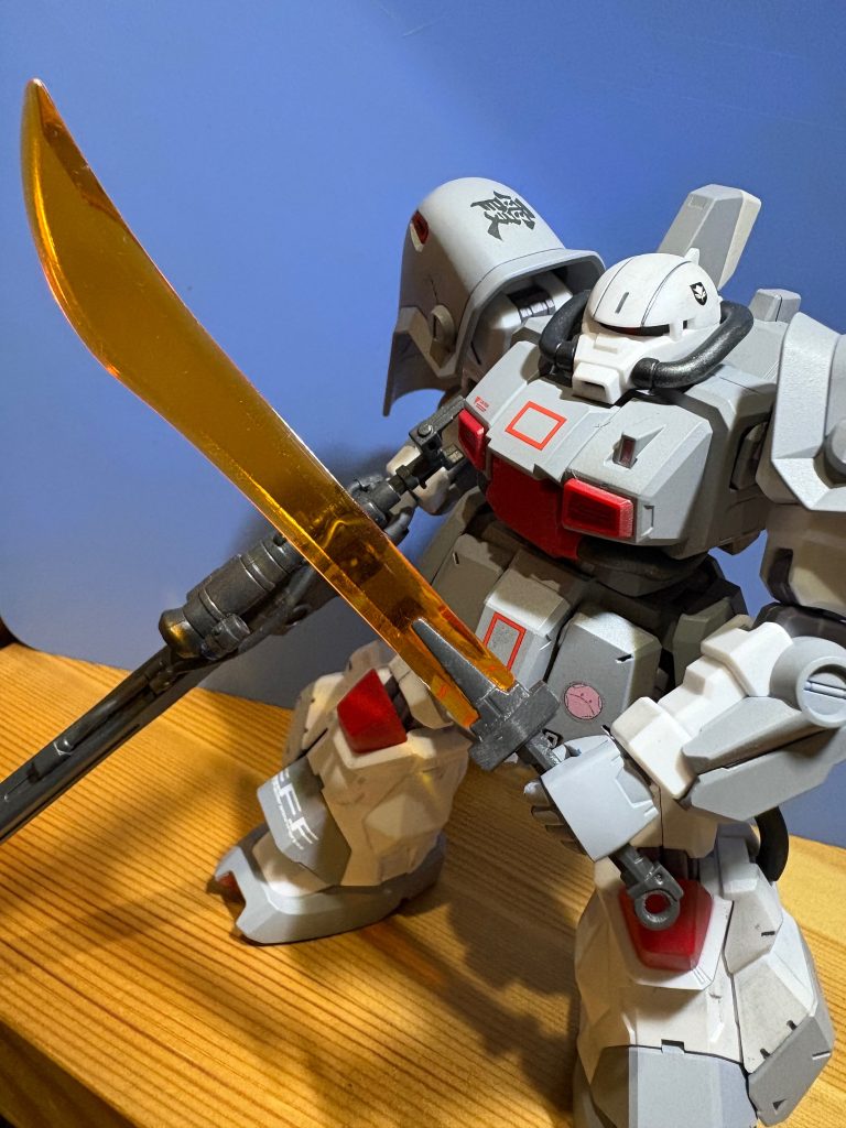 狙撃位置を特定され接近を許したら腰のヒートさーべル？でチャンバラタイムです。スナイパーですが実は本人は接近戦の方が得意なブレード使いなパイロットの脳内設定☺️