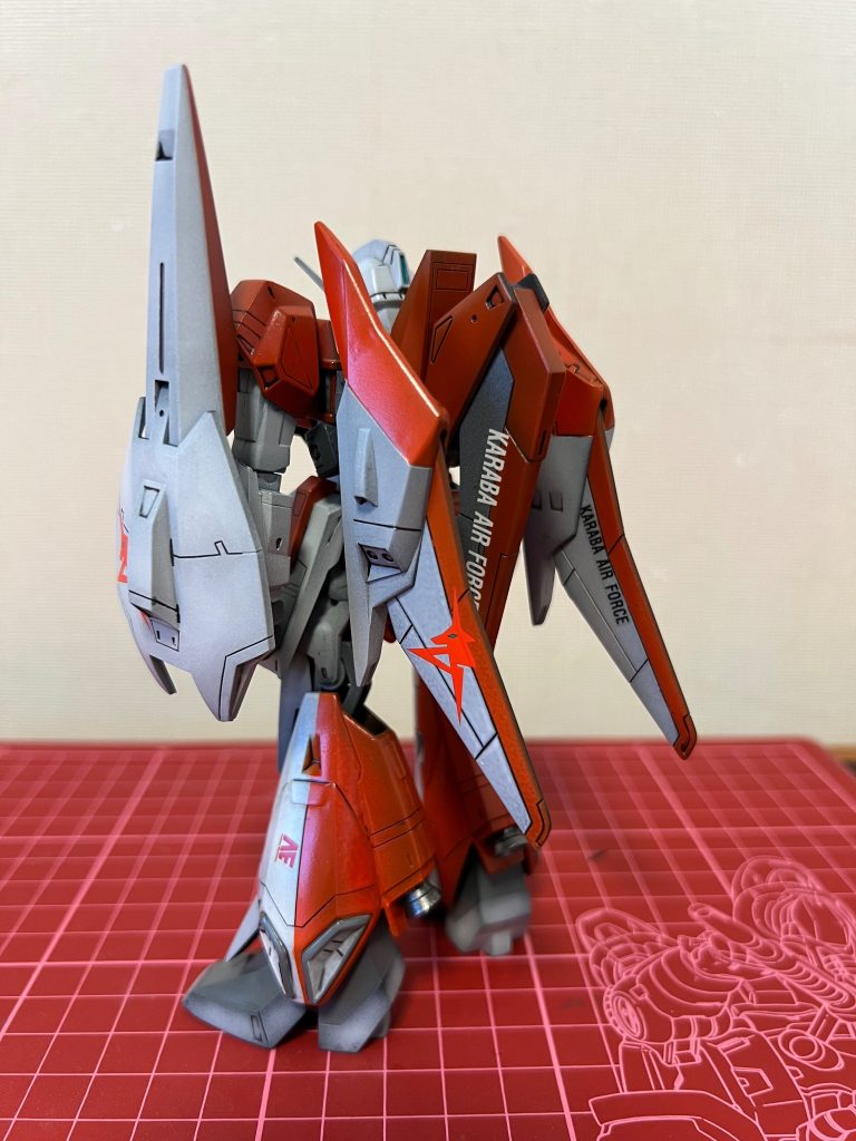 背部。製造されたゼータガンダムの内1機がカラバに移送され大気圏内専用機として改修。アムロレイ専用機カラーとなり、後のゼータプラス開発に繋がった。という設定で制作してみました。