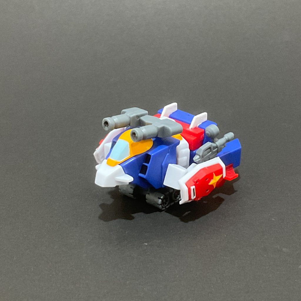 　ガンダムの左腕に別売り武器セット付属のシールドを取り付けたあと腕を本体に取り付け、キャタピラを戻したら Gアーマー完成！