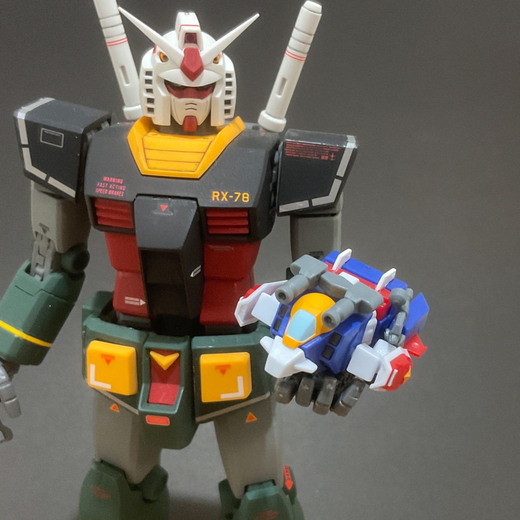 　MGガンダム2.0 の手のひらに乗せてみました。　手乗りGアーマー