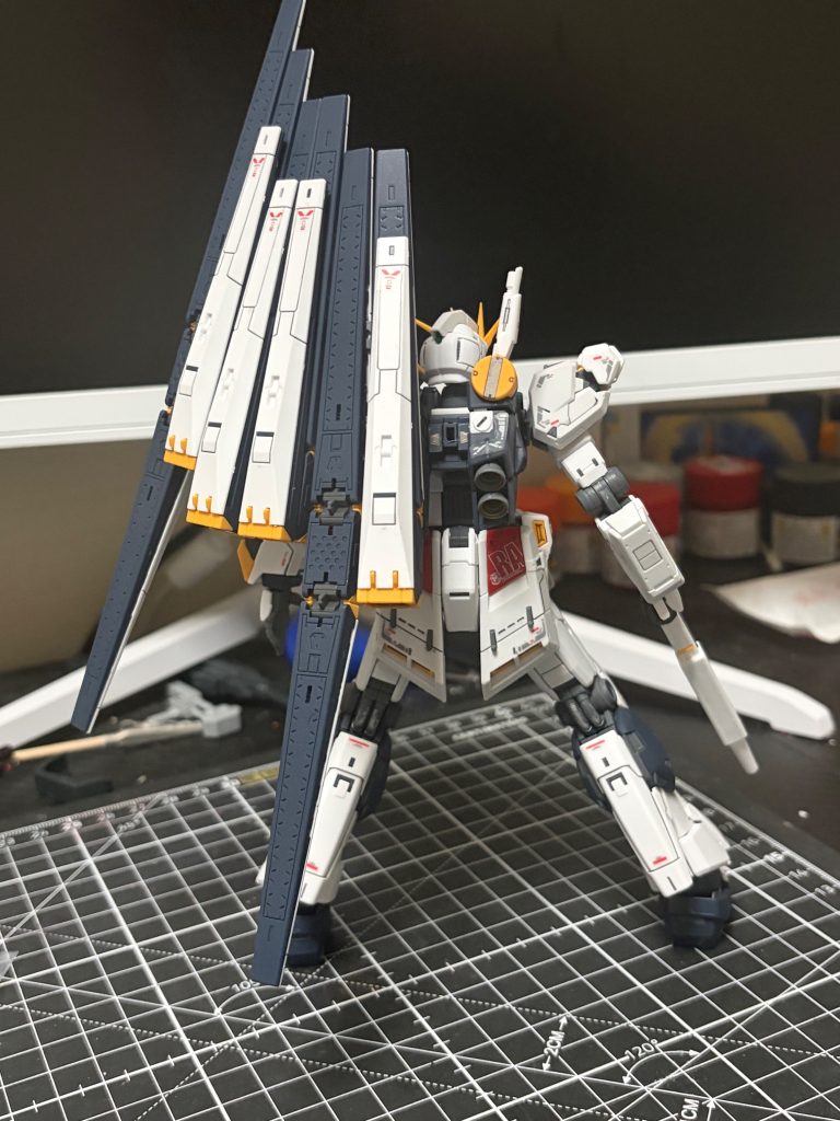 前後。簡単な部分塗装とリアルスティクデカールと墨入れしただけですが圧巻の出来ですね。
