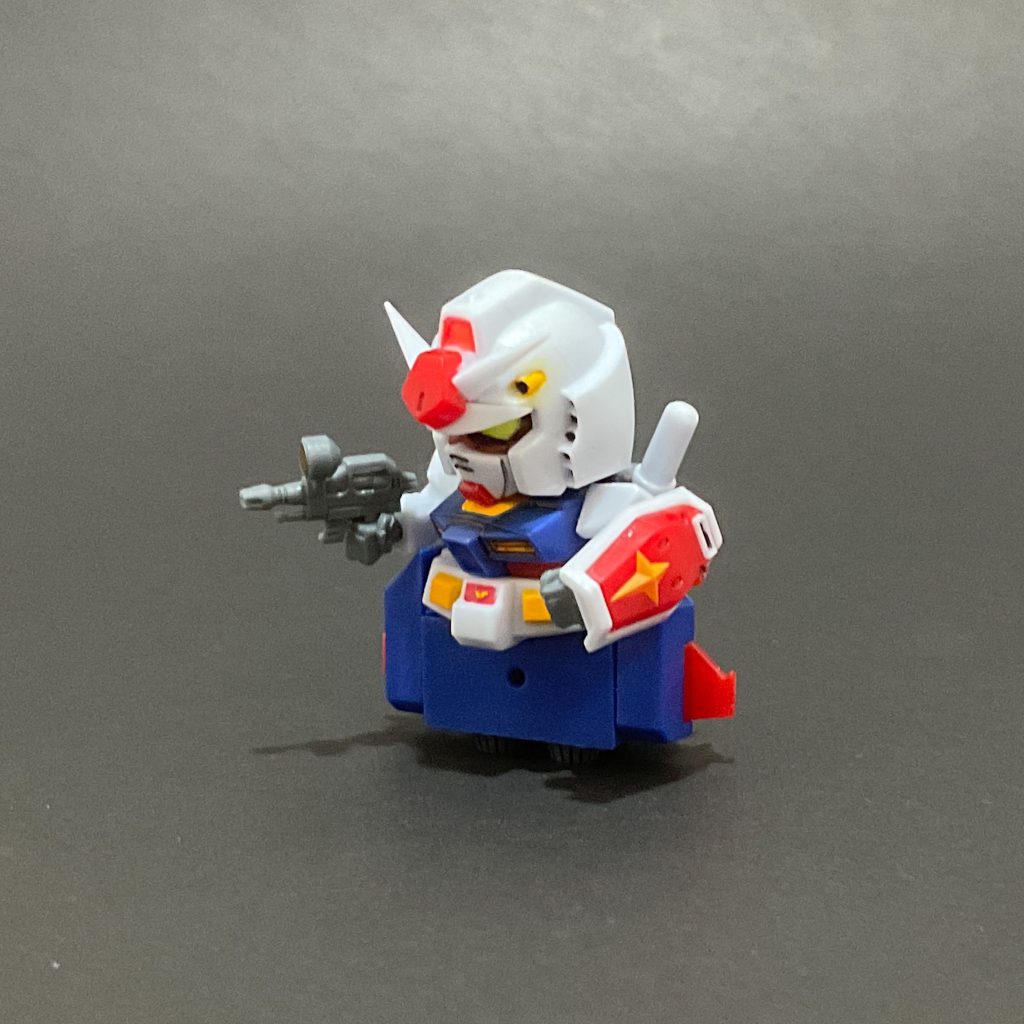 　ガンダム高機動型モードのガンダム・スカイ。　足なんて飾りです！