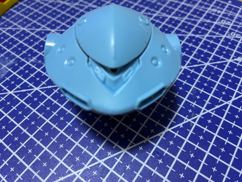 ネットの情報を参考に後ハメ加工しています。でも、胴体に隙間ができてしまいました。