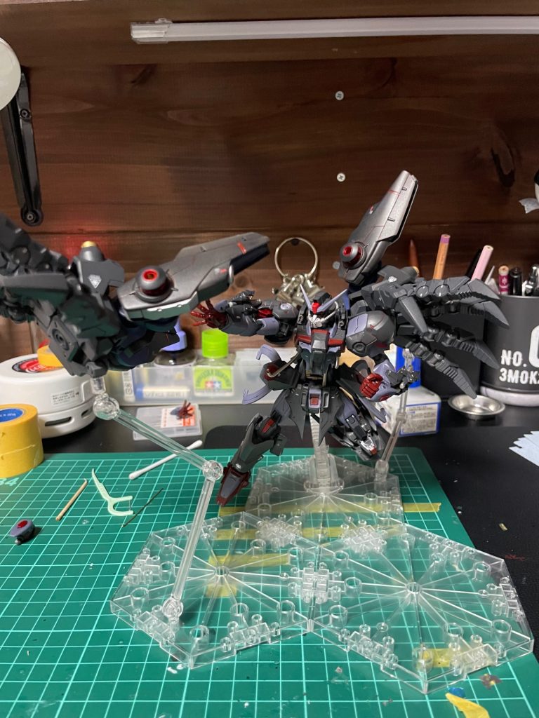 以上　ヴィラン ザ デスティニーでした。オマージュ内容は頭…ザクではなくてバットマンライジングのベイン(マスク破壊したら正常に戻るかもしれませんね笑)体…プロヴィデンスガンダム(剥き出し配管フェチ)/鉄血フレーム(悪魔っちゃ悪魔)バックパック…ジャイオーンではなくてナルト　呪印2のサスケ(千鳥エフェクト作ってみたかった)全体カラー/格闘…マスターガンダムではなくてグレンラガンのラセンガン(黒一色ではなくて青が入ってるのがポイントです)反省点　・期日に間に合わせる。余裕を見て段取り。・ラッカーパテに気泡が入る(原因不明)・完成間近でお腹のシリンダーが折れる。瞬着→アルテコスプレーすると塗装が溶ける(4アーティストマーカー溶けるみたい)無理な改造箇所は真鍮線など補強必須・下地の色を考えて塗装する。塗装前に分解できているか確認する。組み上げたら目立つ裏側もあるので全体を塗布する。腕など、塗装の濃さが出るところはある程度組み上げて塗装する。閲覧ありがとうございました〜&nbsp;