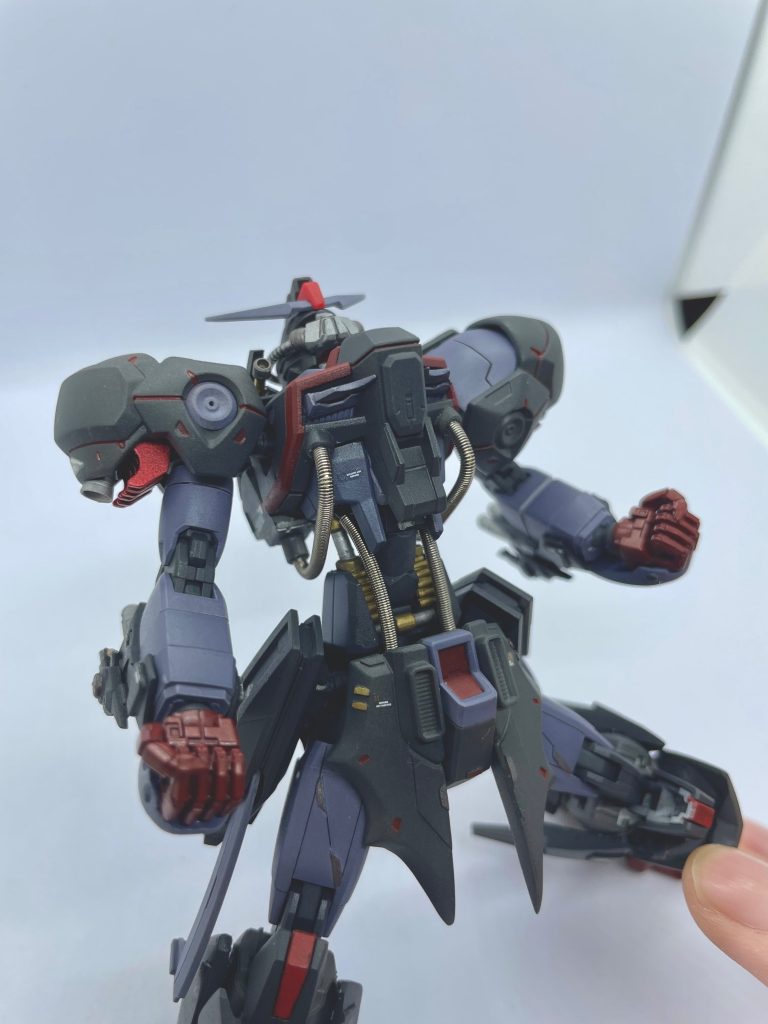 怒りのイナバウワー！！鉄血フレームのおかげで凄く反れます。このお腹のスカスカ具合がポイントでもあります。