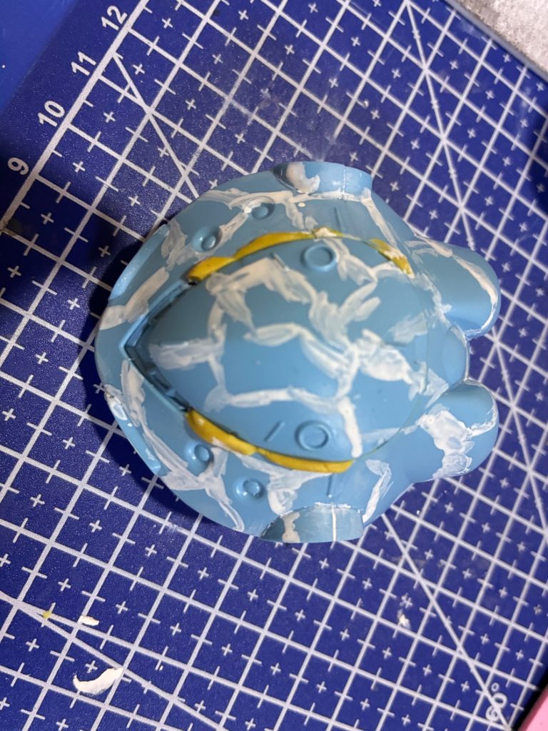 隙間がどうしても気になったので、模様の下書き後に、ポリパテで埋めてみました。