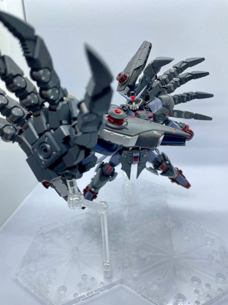 デスティニーの特徴である、パルマフィオキーナ（掌部ビーム砲）。アニメ描写では超近接戦闘のみ。それではもったいない！！という自論になり、でっけぃ手ごと飛ばせばよくない？と作成致しました。んで、こんなでかいの飛ばすには推力必要よね？ということで贅沢に水星の魔女、ブースターユニットを一個ずつ取り付けてます。