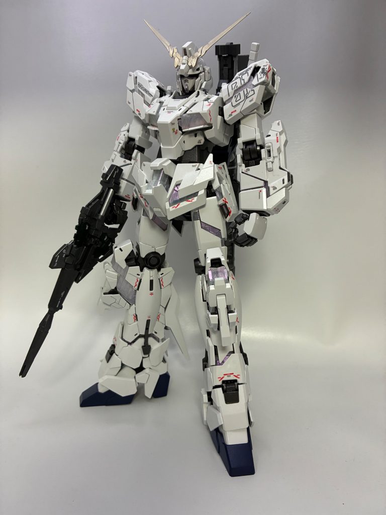 まずは素立ちで、MGEXユニコーンガンダムの発光しない状態ではサイコフレームがプラスチック感がしたので、ガイアカラーさんのプリズムパープルグリーンでマジョーラ塗装しました。