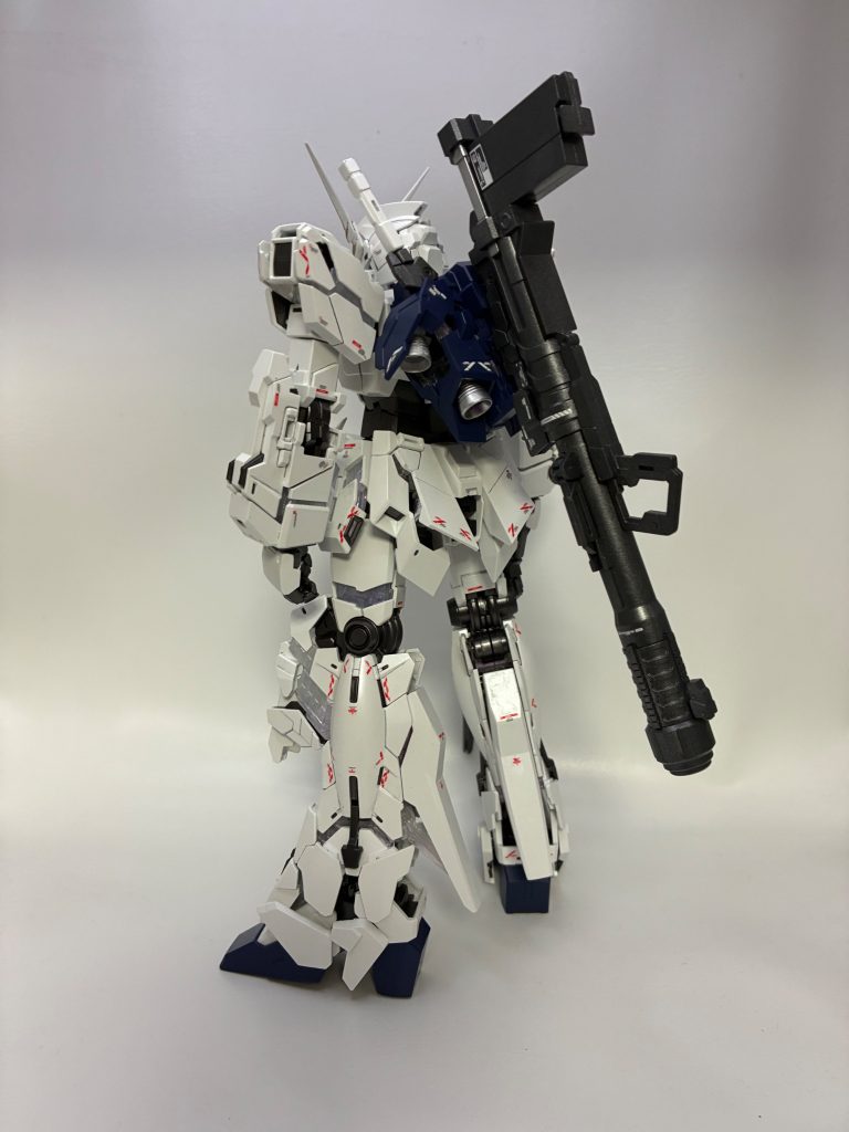 ユニコーンガンダムMGと比べると、頭が大きくなり、全体的にバランスも良く、変身によるポロリもなくて、素晴らしい商品なのですが高い😅