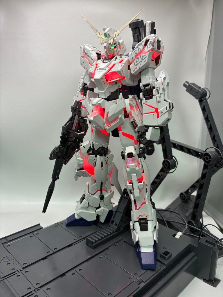 専用台座で赤発光のユニコーンガンダム組み立て済みの中古を購入して、一回バラした後の塗装・組立は気を使う作業でLEDシートを傷つけないよう、何回も発光テストをしながら完成させました。