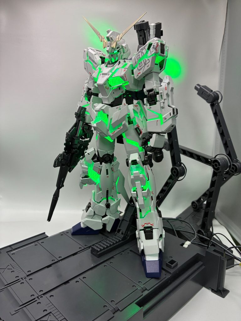 覚醒状態のユニコーンガンダムかっこいいですね！
