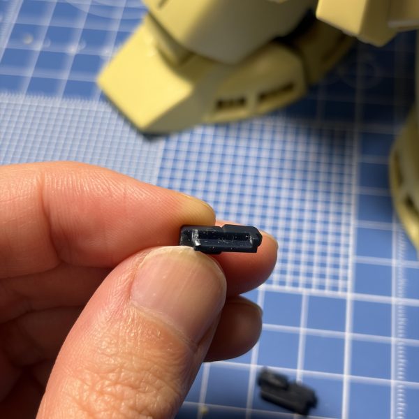 積みプラ整理の目的でとりあえず組んでみたら、予想以上に手が掛かりそうなキットだったので、製作意欲が出てきてしまいました。というのも、ハメ殺しになってしまうパーツが多すぎて、仮組みのまま放置してるとパーツ紛失しそうなんですよね…外しやすくなるかと思って2枚目の写真のような加工を試してみましたが、保持力が完全に失われてしまいましたｗ今回はディテールアップは程々に、塗り分けに力を入れて作っていこうと思います。（2枚目）