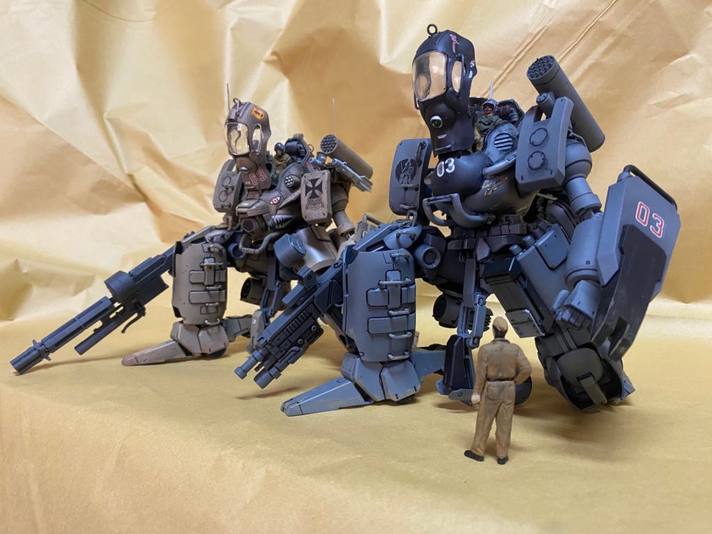 今回、制作したモビルスーツを地球連邦軍に配備してもらえるように、かけあいましたが、1機あたりの値段が高すぎるとの事…「もっと安ければ配備を考える」との事でしたので、重装備型の設計をもとに、高価な機能や装備を廃した廉価版(簡易量産型)にして無事配備させていただきました。勿論、重装備型の方も支援機として抱き合わせで購入していただいたのは、言うまでもなく…と言う設定で今回は…量産型です。&nbsp;