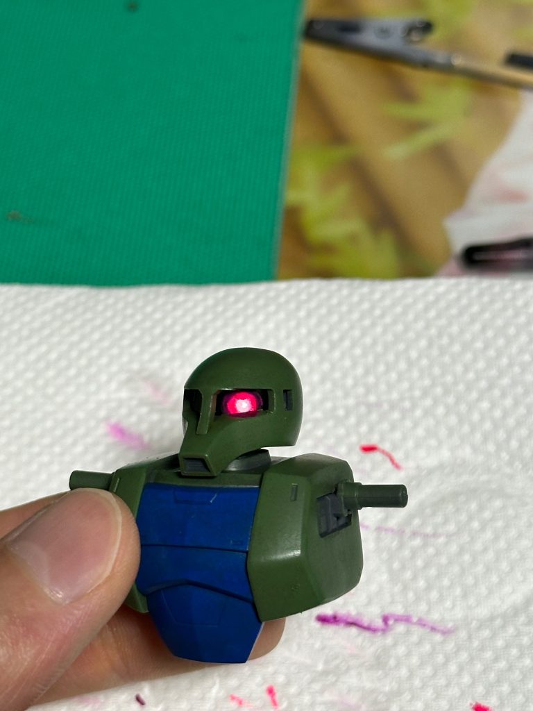 モノアイも筆塗り。ここだけはアクリルガッシュを使っています。