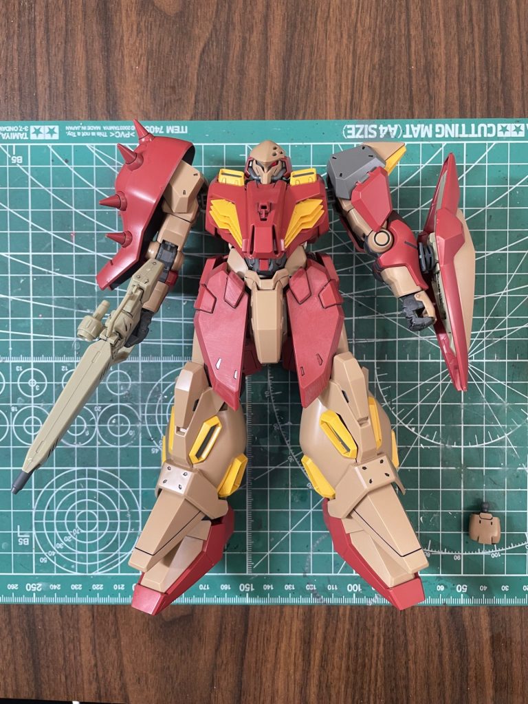 仮組で、どう仕上げるか考えてみる、フロントアーマーは筋彫り追加で情報量のアップ、シールド裏や装甲裏は、エナメル塗料のジャーマングレーで塗装してオモチャ感の減少、モノアイは、メタリックシールを貼り付けしてUVレジンで立体感をだす、スコープの中は、キット付属のシールの上にUVレジンでリアリティアップを目指す、シールドのバルカンは、そのままだと、ただの穴にしか見えないので、筒のような形状を追加するなどを検討💦HGって、気になりだすと、RGや MGより時間掛かります🥲