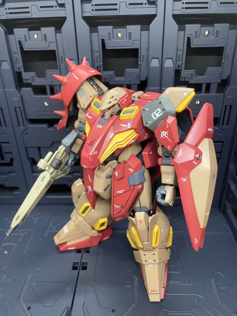 水転写デカールは、バンダイのメッサーM01型(ガウマン機)用を2機分とハイキューパーツなどのデカールを使用して、情報量を上げました！腰のフロントアーマーは、ツルツルだったので、筋彫りと水性塗料の焼鉄色で側面の台形を塗装、エナメル塗料のジャーマングレーでサイドの膨らんでいる部分を塗装しました。筋彫りは、苦手で、線が歪んでますね、お恥ずかしい🫣