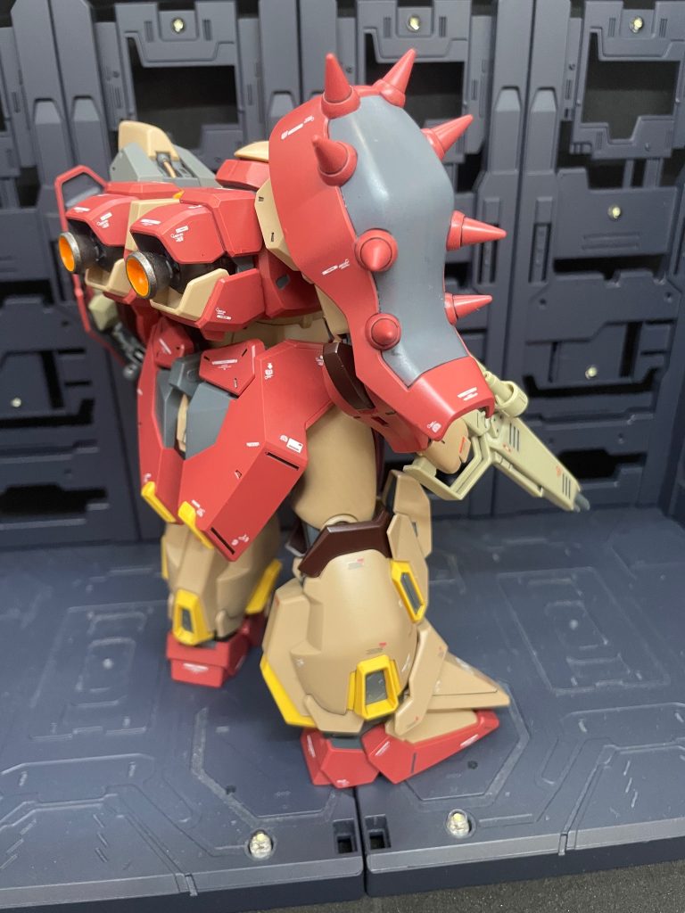 シールドは、単色で、のっぺりしていたので、エナメル塗料のジャーマングレーで塗装！左肩の未塗装のグレーに近い色にしました😁