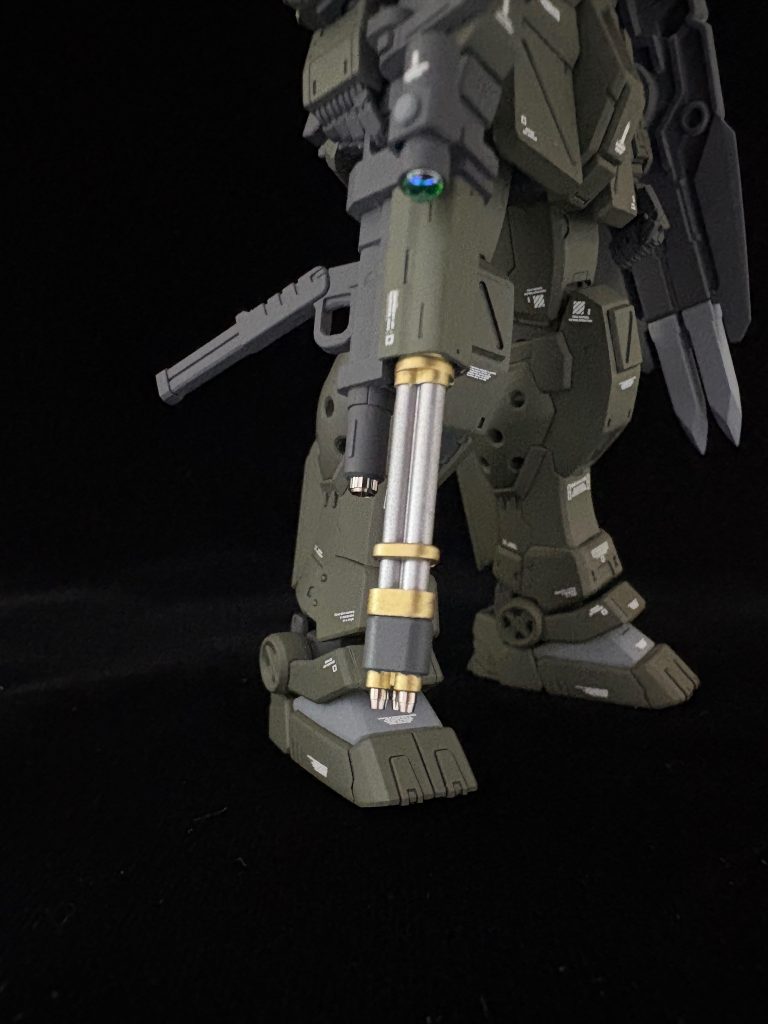 ライフルにはメタルパーツやセンサーにドームを使用しましたふくらはぎのモールドも開口処理を行ってあります