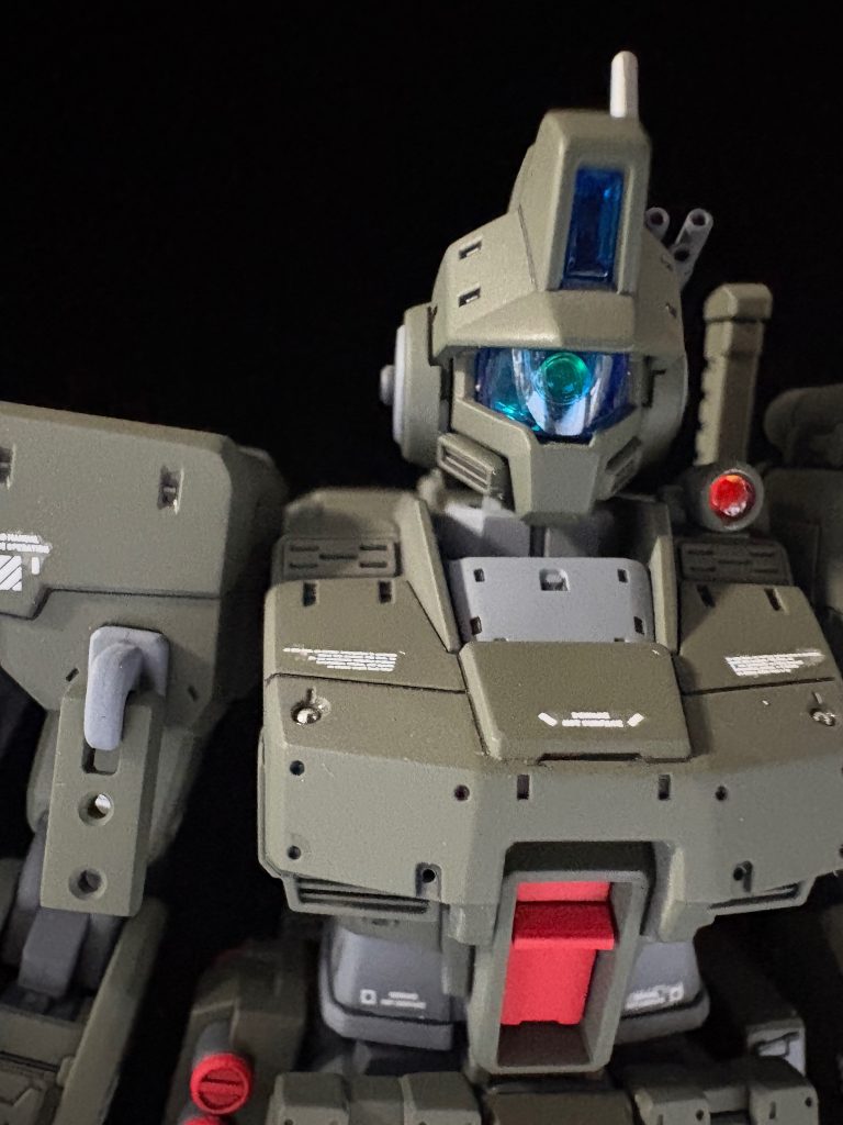 頭部のカメラはメタルパーツにドームをつけました肩のセンサーも中にメタリックシールを貼ってその上からHアイズを取り付けました肩から垂れているパーツや胸部のモールドは開口処理したりメタルボールを使用しました