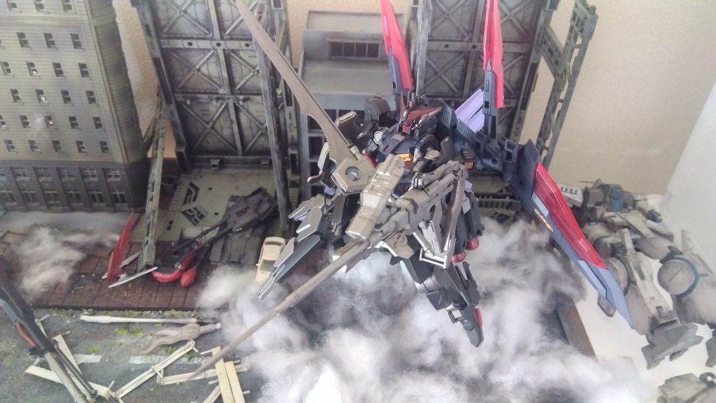 そんなこんなで、自分が思い描いた本来の構想まで作り上げたガンダムジリウス。軽いミキシングですね。強いんだけど、なんかあの技術があれだし、ポリキャップがゆるゆるなせいか、ポーズを取らせずらい介護が必要なキットでしたね。ついでにデザインは良いんだけどフルアーマーで出すと可動域が死ぬ！！！