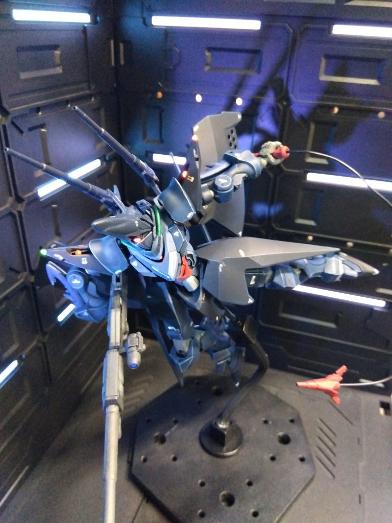 海洋生物に居そうな見た目ですが、やたらとカッコいい。
