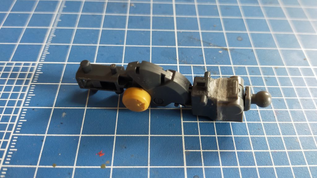 足パーツを付ける為フレームを接続