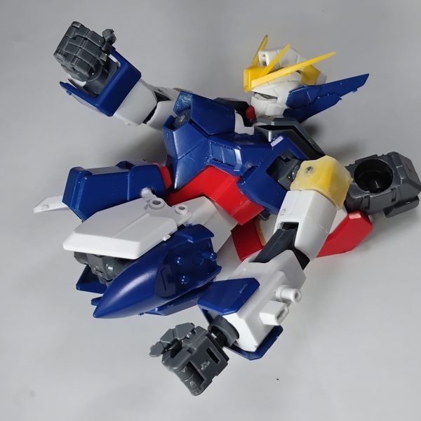 少しでもウケそうなオマケネタが尽きました。ということでゼロカスタムから。ふんどしをスライド式に加工してます。冒頭画像は腰パンの位置。この状態でツインバスターナンチャラの体勢に。ここより大まかな改造加工終えて仮組みいけるか思ったら、つま先が気になって削ってパテ盛りしたので、表面処理が大変な箇所が増えました。これ以降特別なネタが出ない限り当分制作途中無いかもしらん。ネタとしてウイングです。メッキ剥がして顔組んでみたんだけど、これだと結構改造要りそうな気がして当時再びそっと箱を閉じた。といっても zz以降からmghgが出る頃まで塗装完成したことがなかったという・・・・・・。（4枚目）