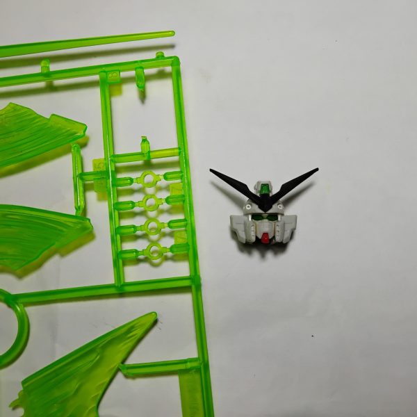 少しでもウケそうなオマケネタが尽きました。ということでゼロカスタムから。ふんどしをスライド式に加工してます。冒頭画像は腰パンの位置。この状態でツインバスターナンチャラの体勢に。ここより大まかな改造加工終えて仮組みいけるか思ったら、つま先が気になって削ってパテ盛りしたので、表面処理が大変な箇所が増えました。これ以降特別なネタが出ない限り当分制作途中無いかもしらん。ネタとしてウイングです。メッキ剥がして顔組んでみたんだけど、これだと結構改造要りそうな気がして当時再びそっと箱を閉じた。といっても zz以降からmghgが出る頃まで塗装完成したことがなかったという・・・・・・。（2枚目）