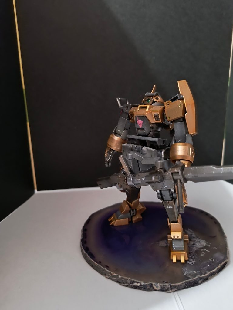 もう一度金を塗り直して、クリアオレンジでグラデーションぽくしました(zaku-kao3)フレーム部分はグレーにして、クリアブラックとクリアオレンジでグラデーションぽくしました(zaku-kao10)クリアオレンジだと油汚れっぽくていい感じ(gundam-kao7)