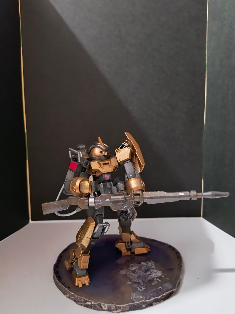 金色にした外装にはドライブラシやデカールは無しにしてます(gundam-kao5)なんとなく汚したくなかった。
