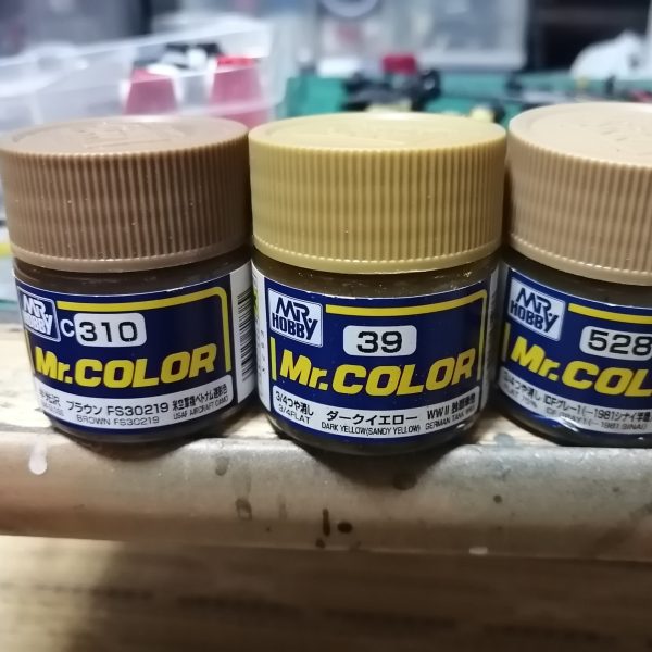 最初のブラウンはこの３色を混ぜました。その後ダークグリーン、レッドブラウン吹いて、エナメルでフレーム部分の塗り分けして、左股関節部分がゆるゆるなのが気になりますがちょいと組み立て。　接着して問題無い所は接着しました。（4枚目）