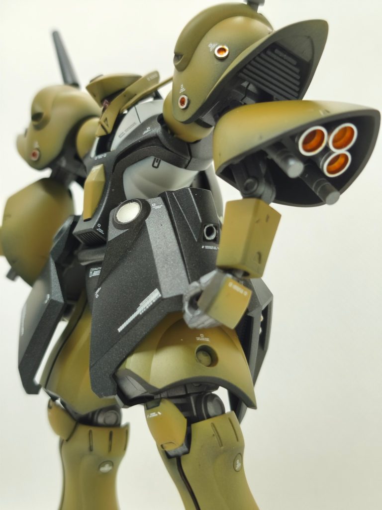 袖の中の真ん中のバーニアも作りなおして、肩アーマーの内側にはスリットパーツを、外側のモールドになっていたバーニアも作ってみました。