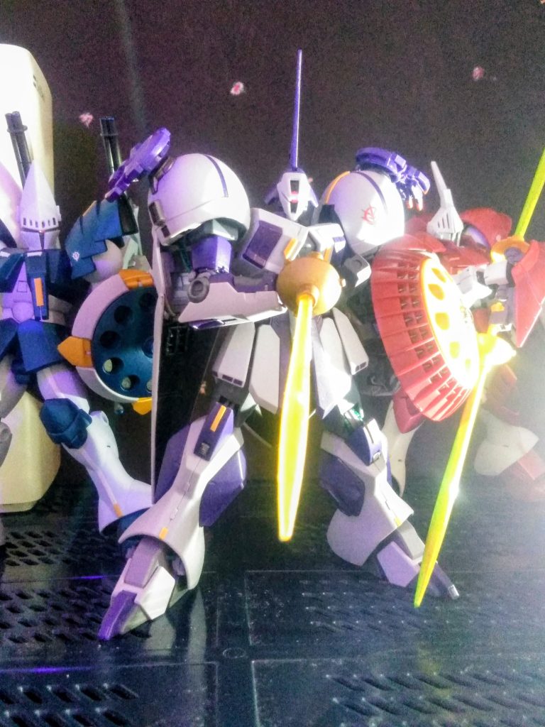 こんな感じでグタグダ！だらっト！！実行です😤💨💨 　&nbsp;騎士の様なデザインは高貴らしさが出せればシメタもの⤴️だがしかし！思い通りには行かないモノです(いや、｢UP主｣の技術不足だな)＼(_ _)このR・ジャジャ はR・ギャギャをリデコ？したキットな訳ですが、再販率が低いのでは？(店舗で見掛けた事がナイ)(/´△`＼)R・ジャジャを見倣って？HG ドワッジやHG カプルを製産販売して欲しい(切に願う)(￣～￣；)&nbsp;こんな感じで‼️『３機並べるのは画角に入れるのシンドイ(;´Д`)ﾊｱﾊｱ』&nbsp;&nbsp;ヾ(;ﾟ;Д;ﾟ;)ﾉﾞ&nbsp;この事実？がハッキリと？？示されましたネ？？？( ´∀｀ )b&nbsp;何だか、纏まりのナイ記事に成って仕舞い💦『ごめりんこ』(((-д-´｡)(｡｀-д-)))