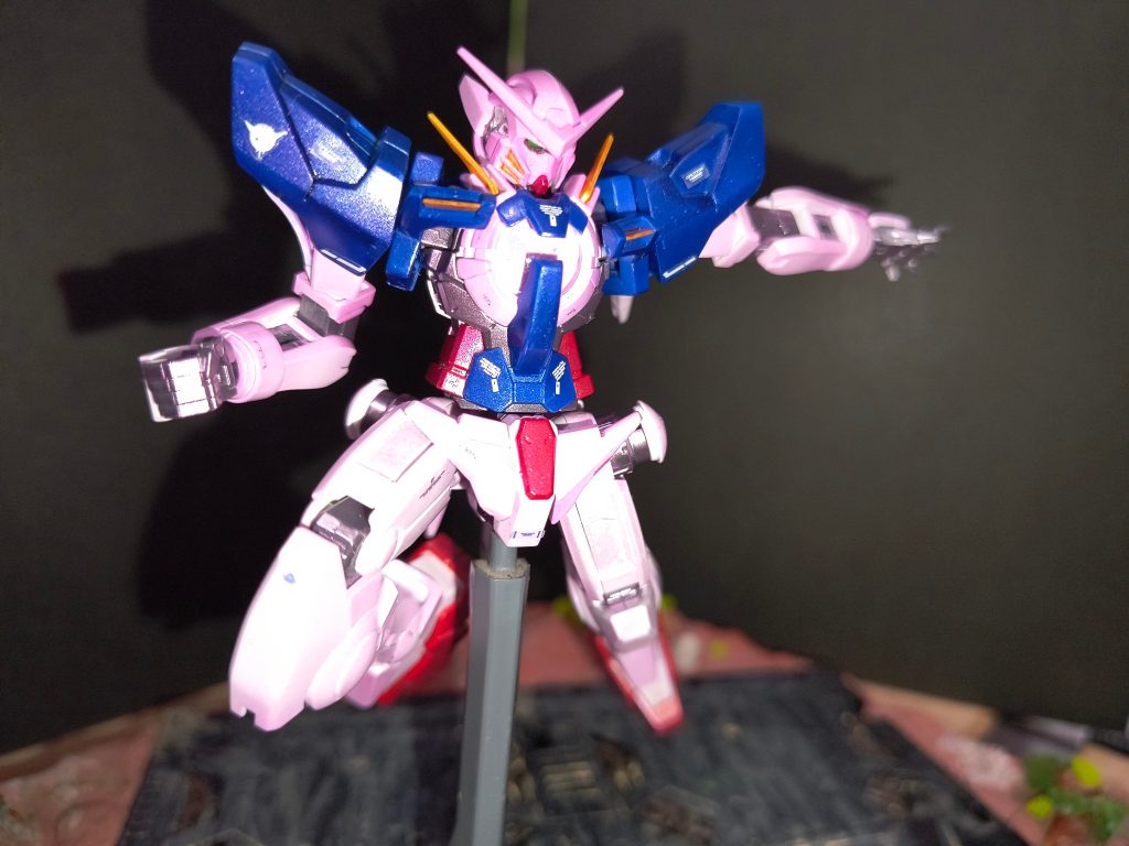 イメージとしては通常の外装に薄く赤い粒子が乗っかっていると考え(zaku-kao1)メタル系の色、メタルブルー、メタルレッド、パールで塗装。その後クリアレッドで塗装しました。メタルレッドの部分だけ、メタルピンクにしています(zaku-kao4)