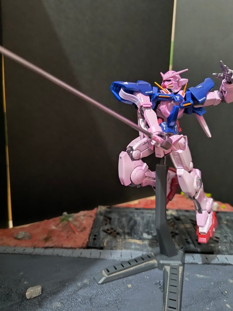 ビーム・サーベルはクリアパーツではないのであえてシルバーにしてやったぜ(zaku-kao5)そしてその上からクリアレッドをぶち撒けた！