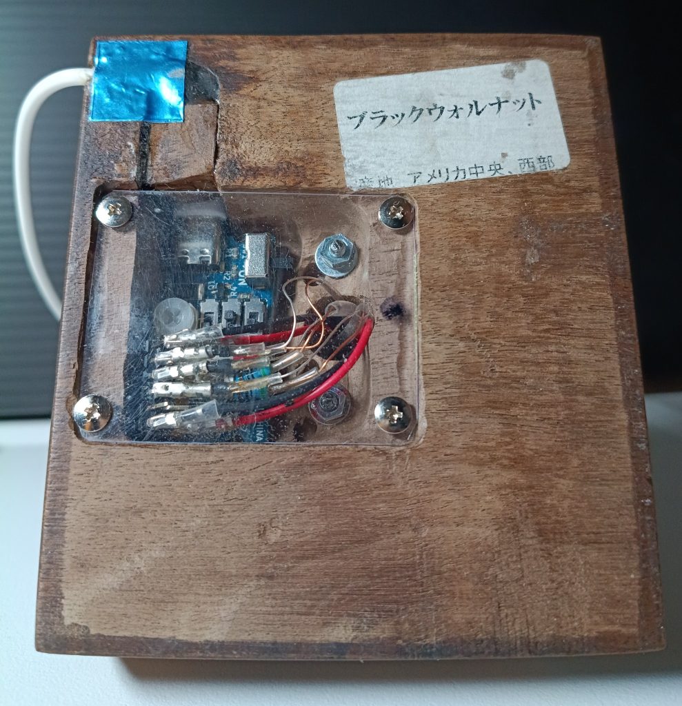 台座に埋め込んだUSB電源ユニットです。6チャンネルあって順番にフワフワと点滅させられるかな？と目論んでいたのですが、実際に点灯したところ、ハイフラッシャーでした。情緒不安定になりそうだったので常時点灯に固定しました。1000円くらいの電源ユニットだとこの程度です。3000円くらい払えば、ＰＣで点灯プログラム組めるものもあるようです。