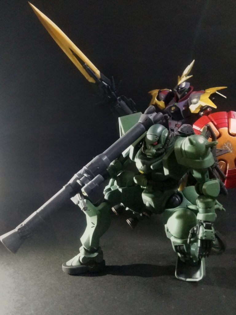 この子 のプレイバリューは本当に優秀😍MG [MS-06F ザク Ver.2.0]やHGUC リバイブ版 [ザク II]で見掛けるポーズも出来ますよ😤(Shotは出来てナイけど)賑やかしにギャン(GQ)も置いときます😁🎶それじゃあ🎶 ぼちぼち行きますか？😚　　　　　裏メイン！　　