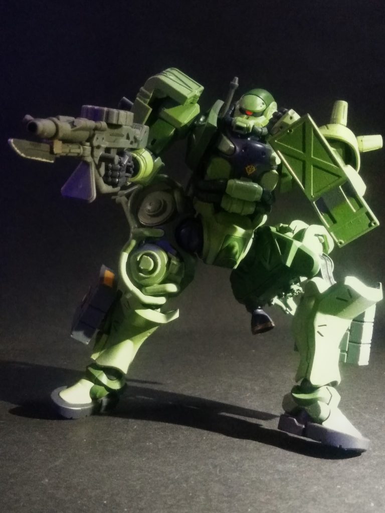 ザク・マシンガンも一般的なモノではツマラナイので銃剣付きで🤩左腕のバックラーシールドは軍警 ザクの装備を再利用です😌