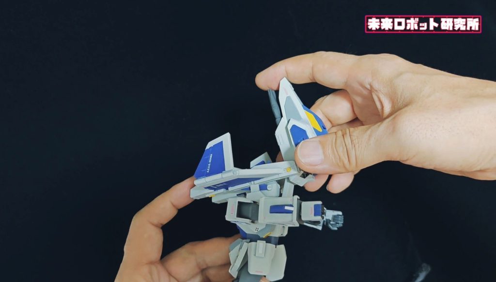 変形プロセスフライングアーマーが背中からぐるんと正面に移動する。わかりにくいかな？