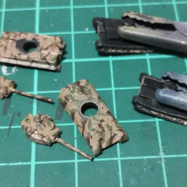 ヴィネット用の小物塗りました。100均の１円戦車です。1/350は丁度良いのでいつか使って見たかったのです。で、次は土台作りなのですが、粘土張って足跡と轍？付けました。このまま乾燥させます。（2枚目）