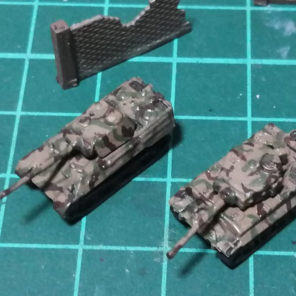 ヴィネット用の小物塗りました。100均の１円戦車です。1/350は丁度良いのでいつか使って見たかったのです。で、次は土台作りなのですが、粘土張って足跡と轍？付けました。このまま乾燥させます。（3枚目）