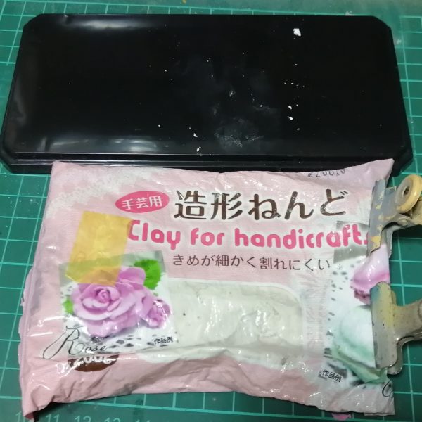 ヴィネット用の小物塗りました。100均の１円戦車です。1/350は丁度良いのでいつか使って見たかったのです。で、次は土台作りなのですが、粘土張って足跡と轍？付けました。このまま乾燥させます。（4枚目）